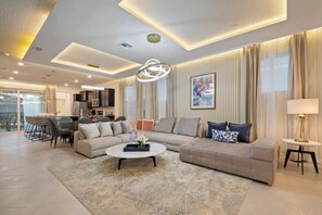 House, Multiple Beds, Pool Access, Pool View (16226TW WCR) | Living area