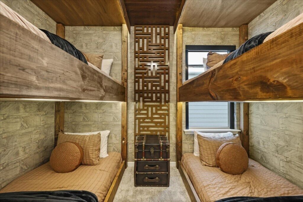 10 bedrooms, iron/ironing board, WiFi, bed sheets