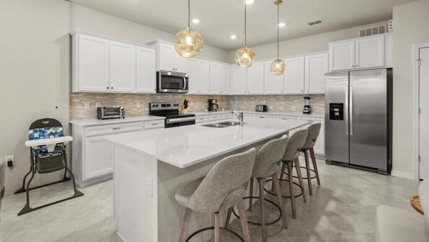 Unclassified image, 1 of 39, button - 10 BD/ 8 BA/ Windsor Cay (15973 CC) (Clermont)