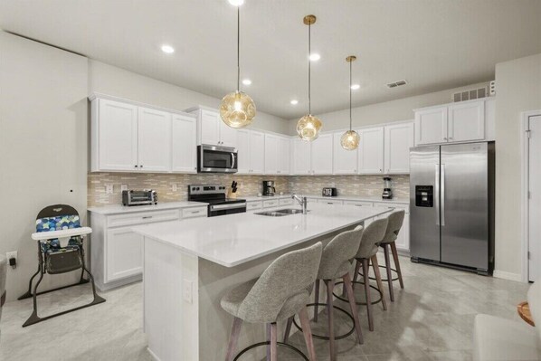 冰箱、微波炉、烤箱、炉灶