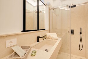 Dusche, Haartrockner, Bidet, Handtücher