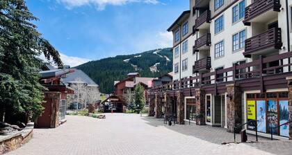 Top Floor Condo, Hot Tubs, 3 Min - Walk to Eagle and Flyer Lifts, Center Village