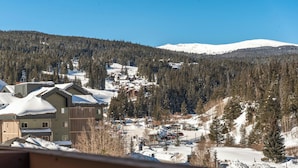 Udsigt over et skiområde med bygninger og pister.
