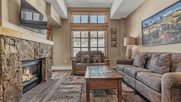 Smart TV, fireplace