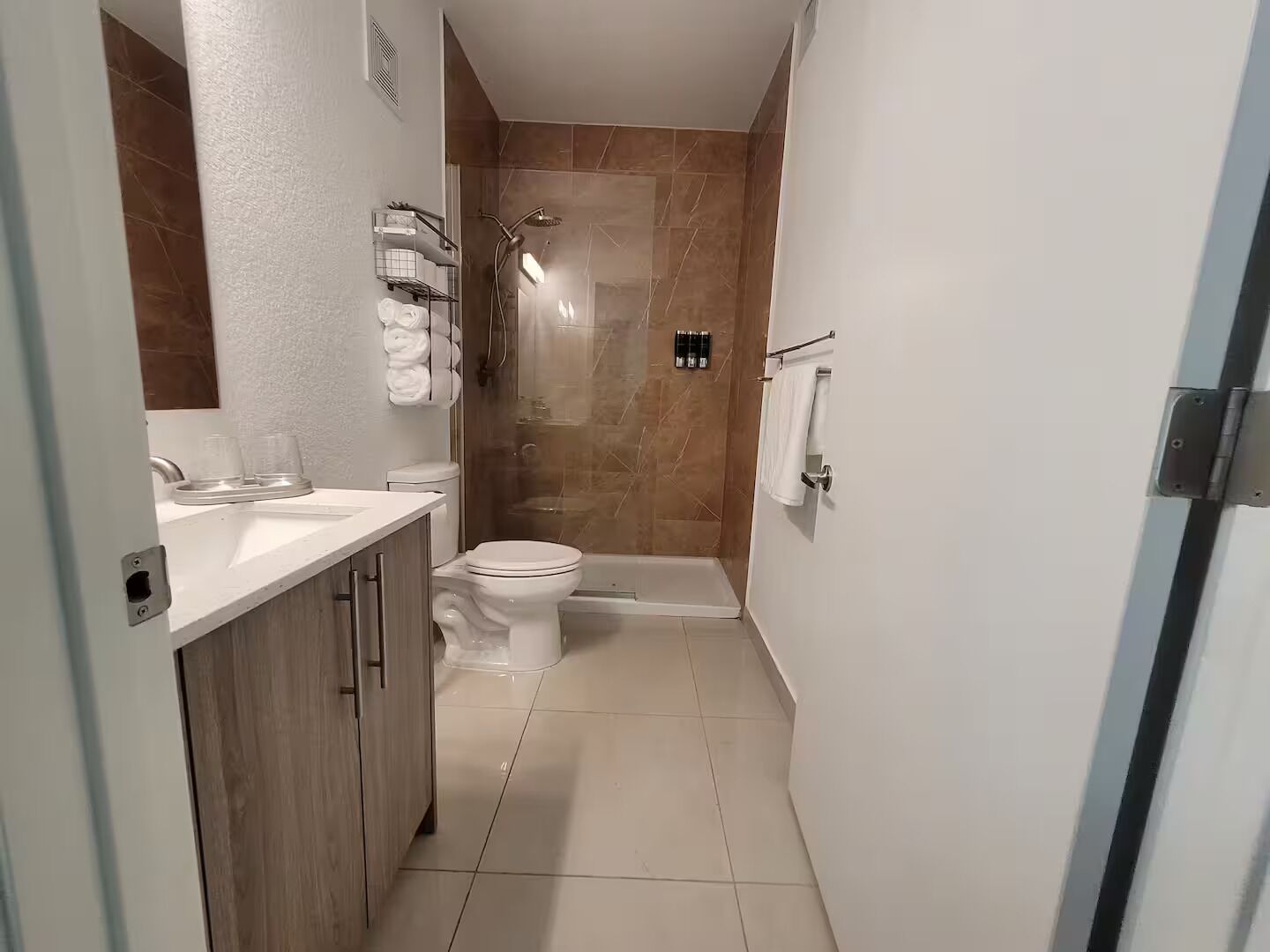 Chuveiro, secador de cabelo, toalhas de banho, sabonete