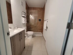 Douche, sèche-cheveux, serviettes fournies, savon