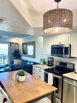 Microwave, oven, stovetop, dishwasher - Havasu Lakeside Retreat! London Bridge Water Views (Lake Havasu City)