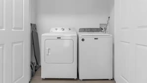 A laundry room with two white washing machines and a dryer. - Spacious 3BDs - Close to Wineries, Brock & Falls! (Thorold)