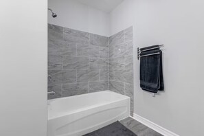 Hair dryer, towels, soap, toilet paper - Spacious 3BDs - Close to Wineries, Brock & Falls! (Thorold)