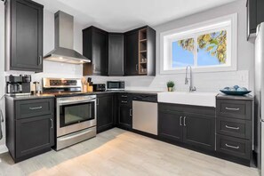 Mikrobølgeovn, ovn, kokeplater og oppvaskmaskin