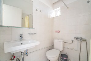 Ein Badezimmer mit Waschbecken, Toilette und Dusche.