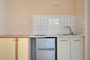 Kühlschrank, Herdplatte, Kochgeschirr/Geschirr/Besteck