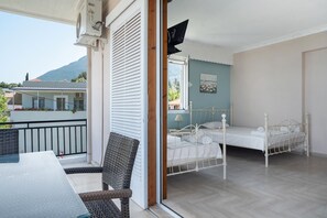 Dining - Studio 'Triple Room with Sea View 9' with Sea View, Wi-Fi and Air Conditioning (Nikiana)