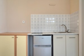 Refrigerador, parrilla de estufa y utensilios de cocina 