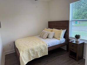 3 bedrooms, desk, iron/ironing board, free WiFi