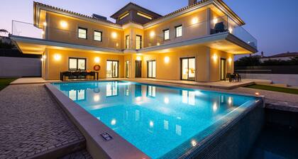 Relaxing Stay w/ Heatable Pool & Games