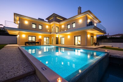 Villa w/ heatable pool & BBQ in Albufeira