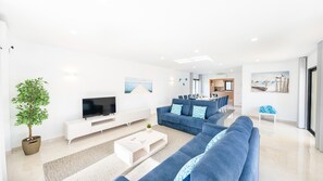 TV - Modern Villa w/ Heatable Pool & BBQ (Albufeira)