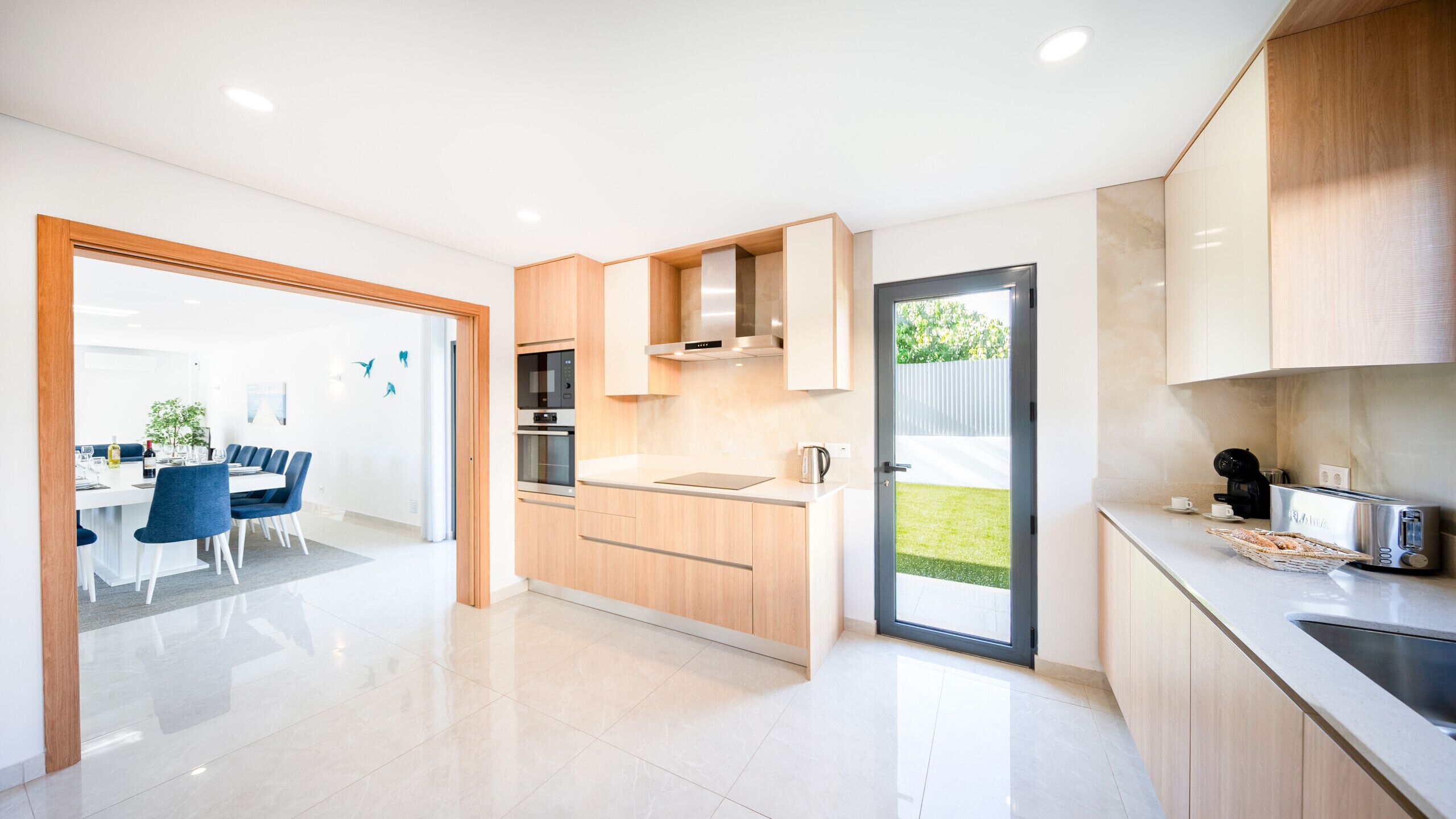 Kylskåp, mikrovågsugn, ugn och spishäll