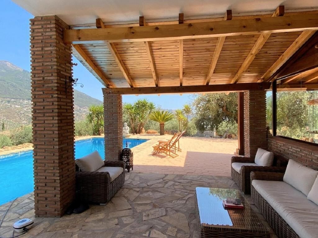 10 piscines extérieures, parasols de plage, chaises longues