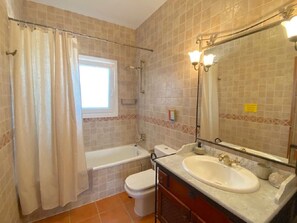 Camera doppia, 1 letto queen, vista giardino | Bagno | Doccia, set di cortesia gratuito, asciugacapelli, asciugamani