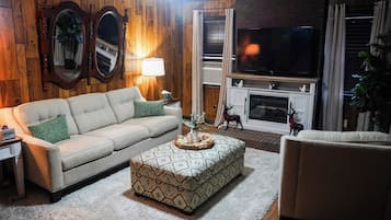 Smart TV, chimenea y libros