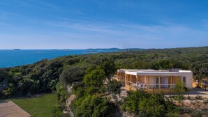 A modern cabin with a deck overlooking a coastal landscape. - Vestar Campsite Mobile Homes (Rovinj)