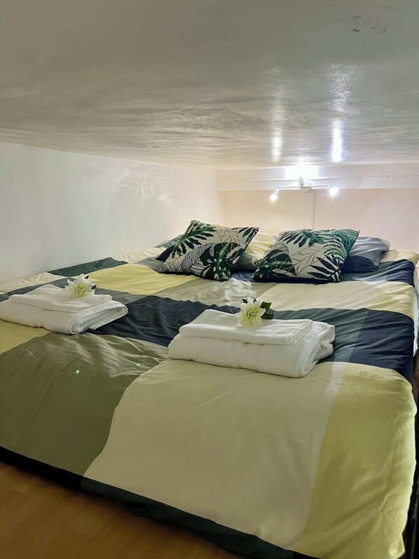 1 habitación, tabla de planchar con plancha, wifi gratis y ropa de cama 