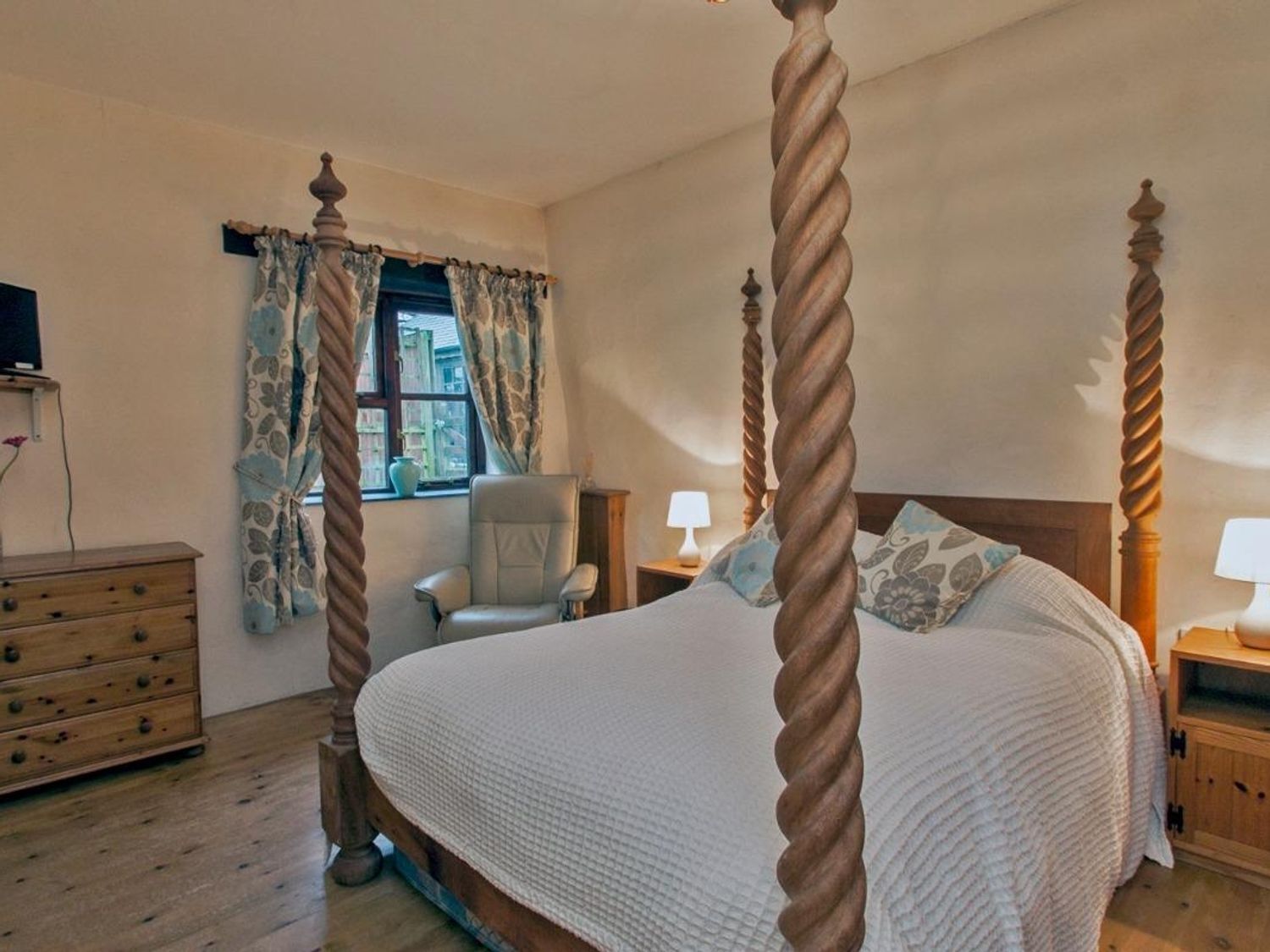 2 bedrooms, individually decorated, individually furnished, free WiFi