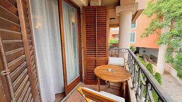 Habitación estándar con 2 camas individuales, balcón, vista a la ciudad | Terraza o patio