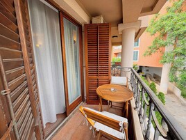 Standard-Zweibettzimmer, Balkon, Stadtblick | Terrasse/Patio