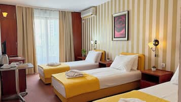 Habitación triple estándar, balcón | Espacio para trabajar con laptop, cunas gratuitas y wifi gratis