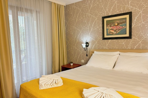 Laptop workspace, free cots/infant beds, free WiFi, bed sheets