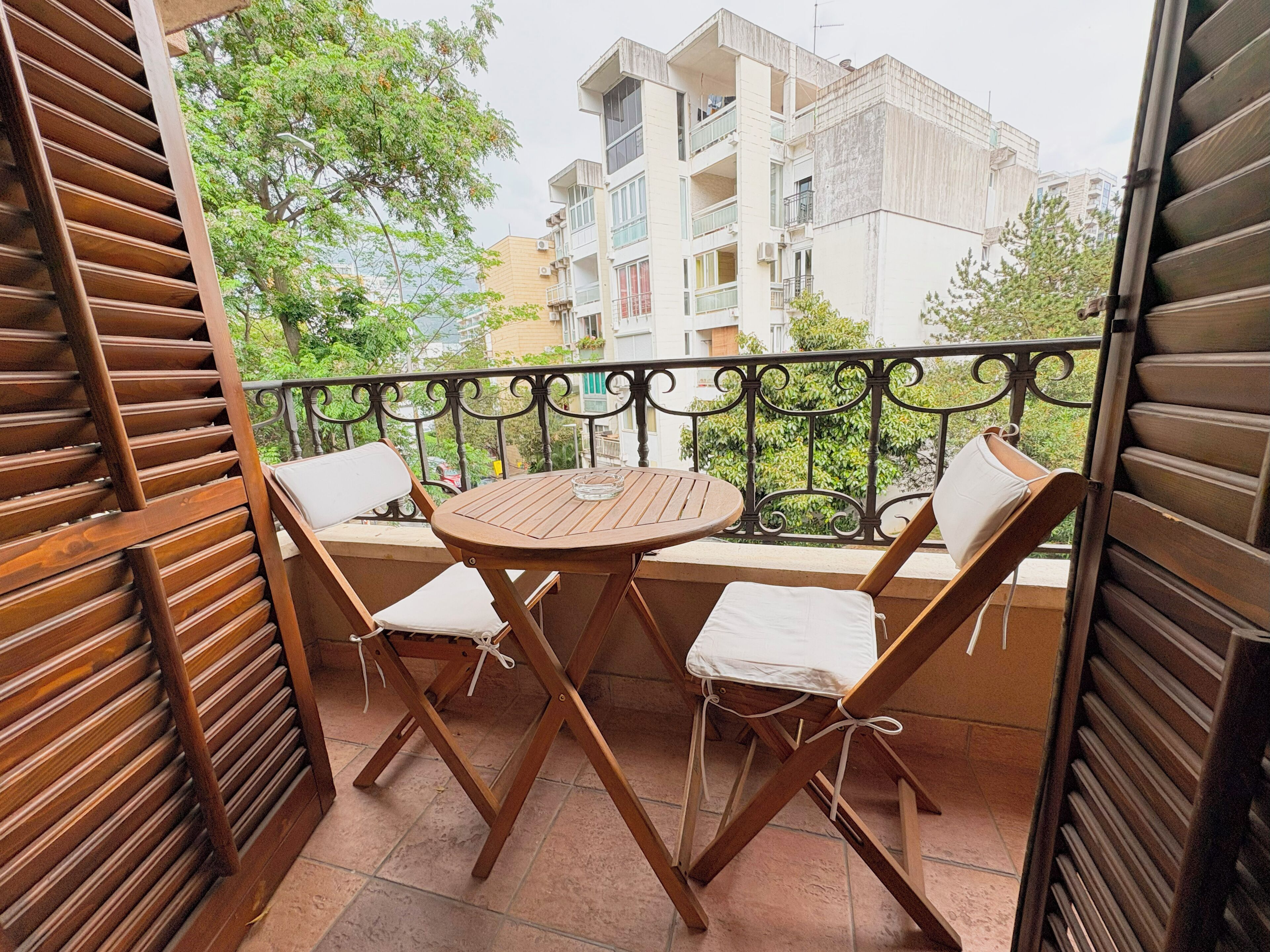 Laptop workspace, free cribs/infant beds, free WiFi, bed sheets