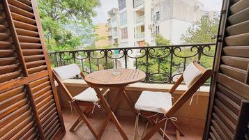 Laptop workspace, free cribs/infant beds, free WiFi, bed sheets