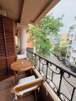 Habitación estándar con 2 camas individuales, balcón, vistas a la ciudad | Vistas a la calle