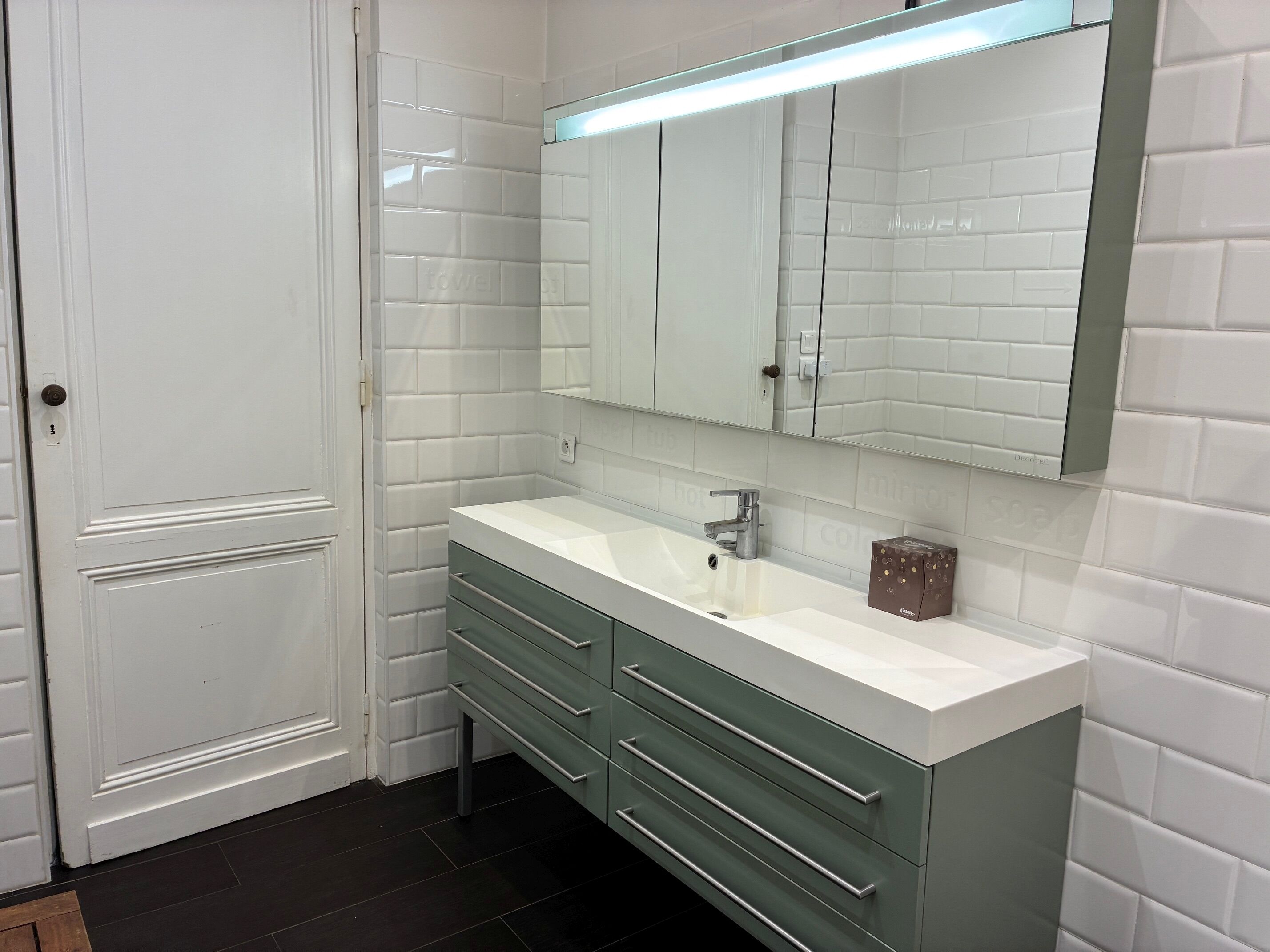 Douche, sèche-cheveux, bidet, serviettes fournies