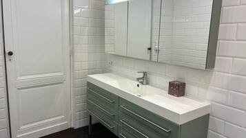 Douche, sĂšche-cheveux, bidet, serviettes fournies