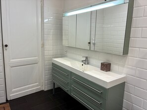 Dusj, hårføner, bidé og håndklær