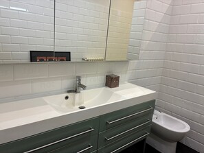 Doccia, asciugacapelli, bidet, asciugamani