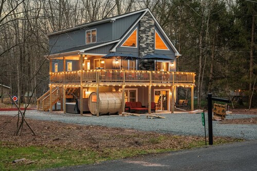 Luxury Pocono Retreat | Sauna | Hot Tub | Games