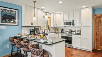Coffee/tea maker, fridge, microwave, oven