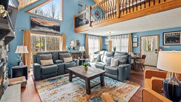 Smart TV, chimenea, videojuegos, libros