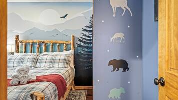 6 bedrooms, desk, iron/ironing board, travel crib