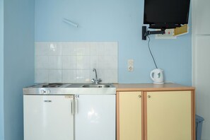 Kühlschrank, Herdplatte, Kochgeschirr/Geschirr/Besteck