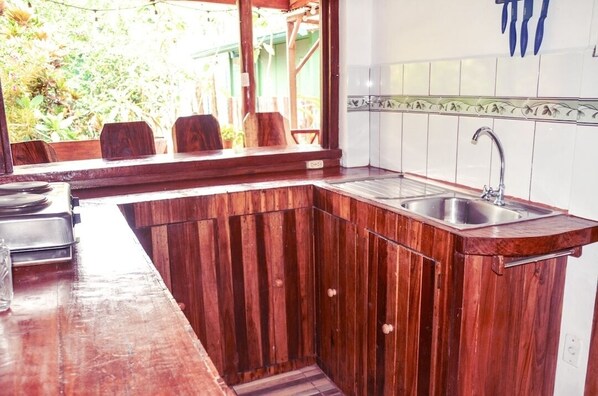 Cabin tiện nghi đơn giản, quang cảnh vườn | Bếp riêng | Tủ lạnh, lò nướng, bếp nấu, dụng cụ n�ấu nướng/bát dĩa/dao nĩa 