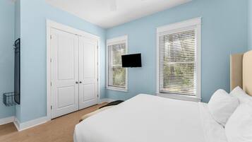 Espacio para trabajar con laptop y tabla de planchar con plancha