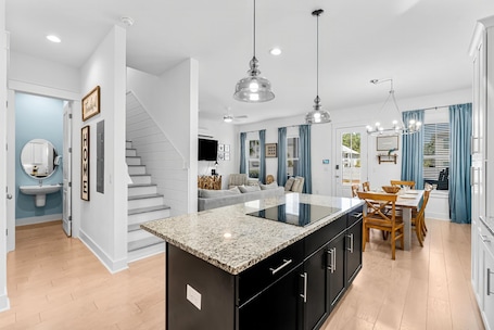 Refrigerador con freezer, microondas, horno, placa de cocina