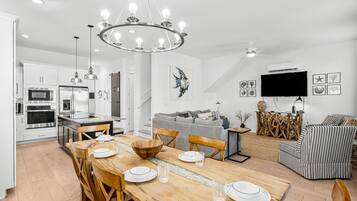 House, 4 Bedrooms, Pets allowed, Resort View | In-room dining
