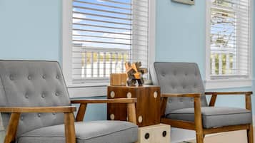 Espacio para trabajar con laptop y tabla de planchar con plancha